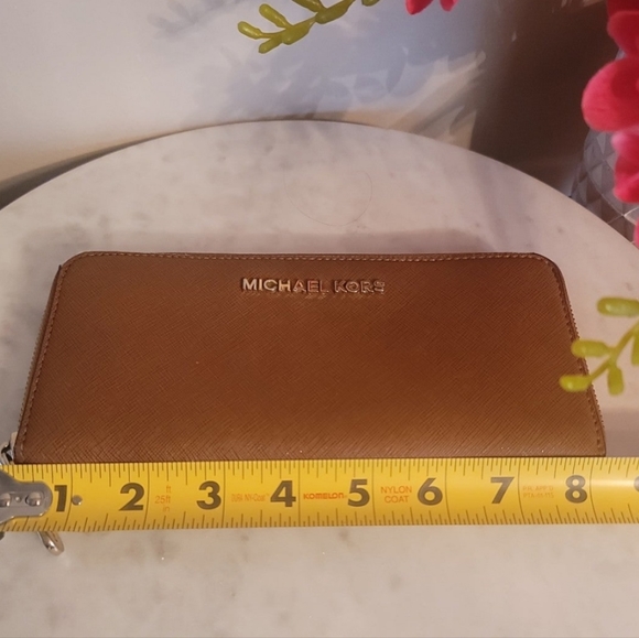 Used in good condition Michael Kors Zipp around Wallet. - Picture 3 of 8
